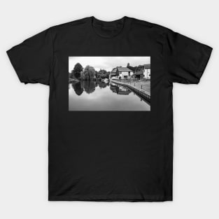 Rising Sun Pub on the bank of the River Bure T-Shirt